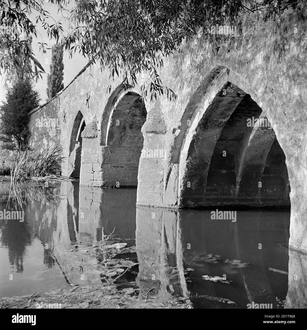 ANCIEN PONT RADCOT, OXFORDSHIRE. Vue sur le pont voûté datant du XIVe siècle. Photographié en 1949 par Eric de Mare. Banque D'Images