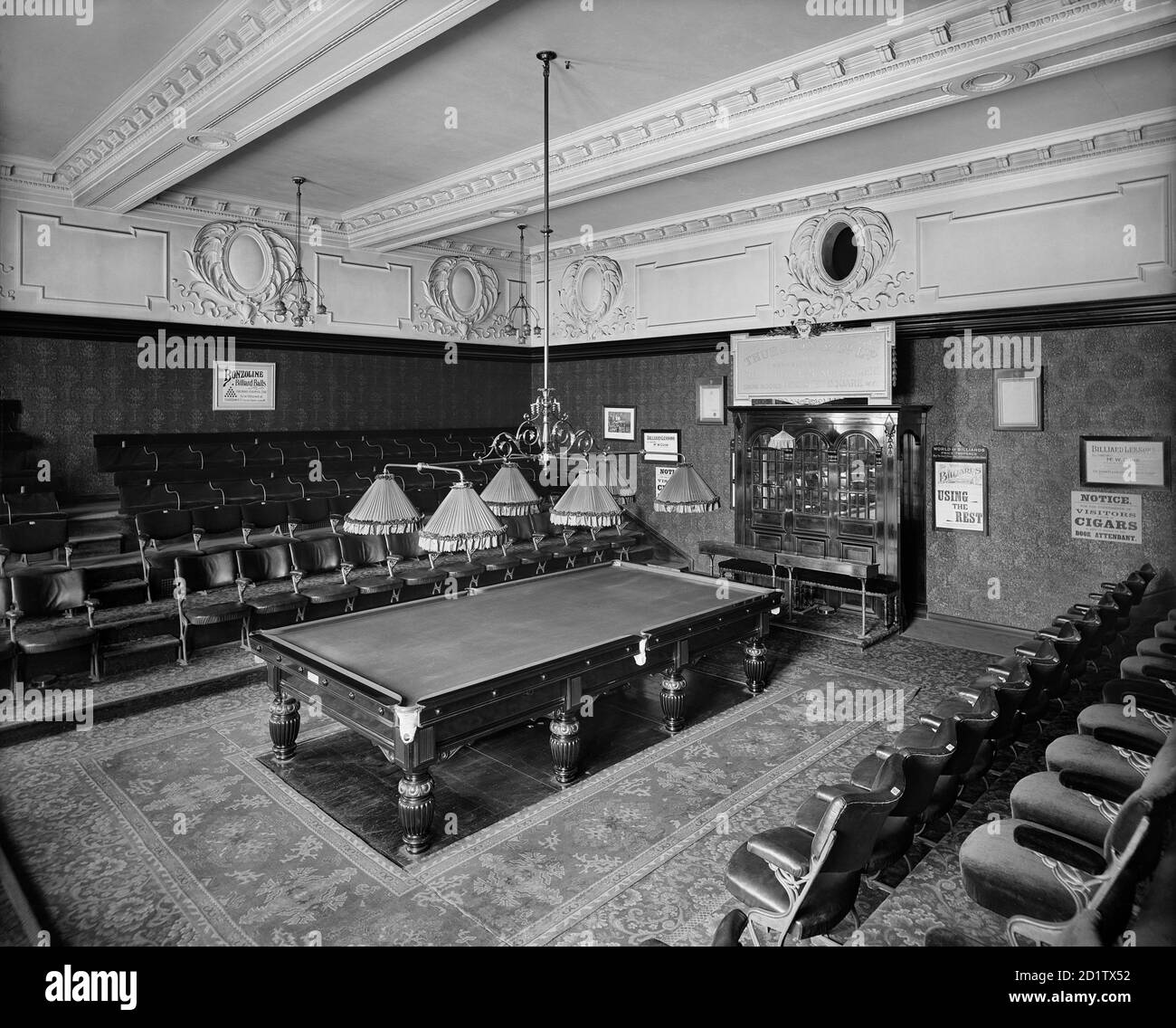 THURSTON'S BILLARD HALL, Leicester Square, Londres. Intérieur de la salle de match, avec places pour les spectateurs. Les numéros 45 et 46 de Leicester Square ont été reconstruits en 1902 à 1903 pour les dessins d'E Wimperis & East, pour Thurston and Company, les tables de billard et la salle de billard, qui ont commandé cette photo. Adoptée le 3 juin 1903 par Bedford Lemere & Co Banque D'Images