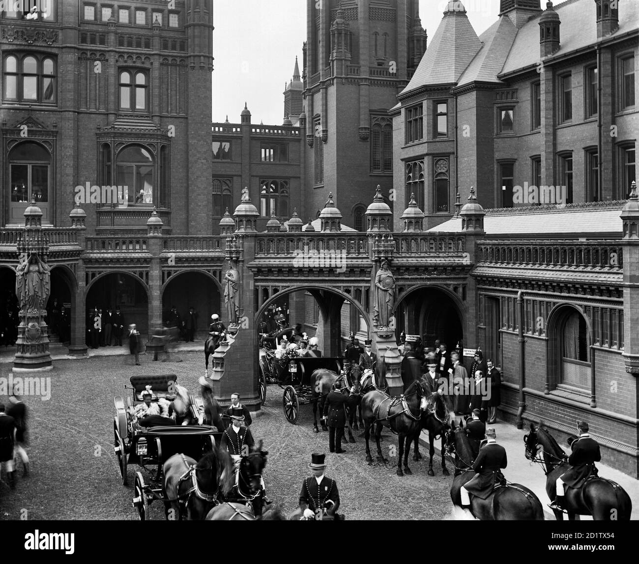 HÔPITAL GÉNÉRAL DE BIRMINGHAM, Steelhouse Lane, Small Heath, Birmingham. La princesse chrétienne du Schleswig-Holstein (ex-princesse Helena, fille de la reine Victoria) arrive en voiture à l'hôpital général de Birmingham lors de la cérémonie d'ouverture. La princesse Christian est devenue présidente de la Royal British Nursess' Association et a entrepris un vaste programme d'engagements royaux, y compris l'ouverture de l'hôpital général William Henman. Photographié par Bedford Lemere and Co. Juillet 1897. Banque D'Images