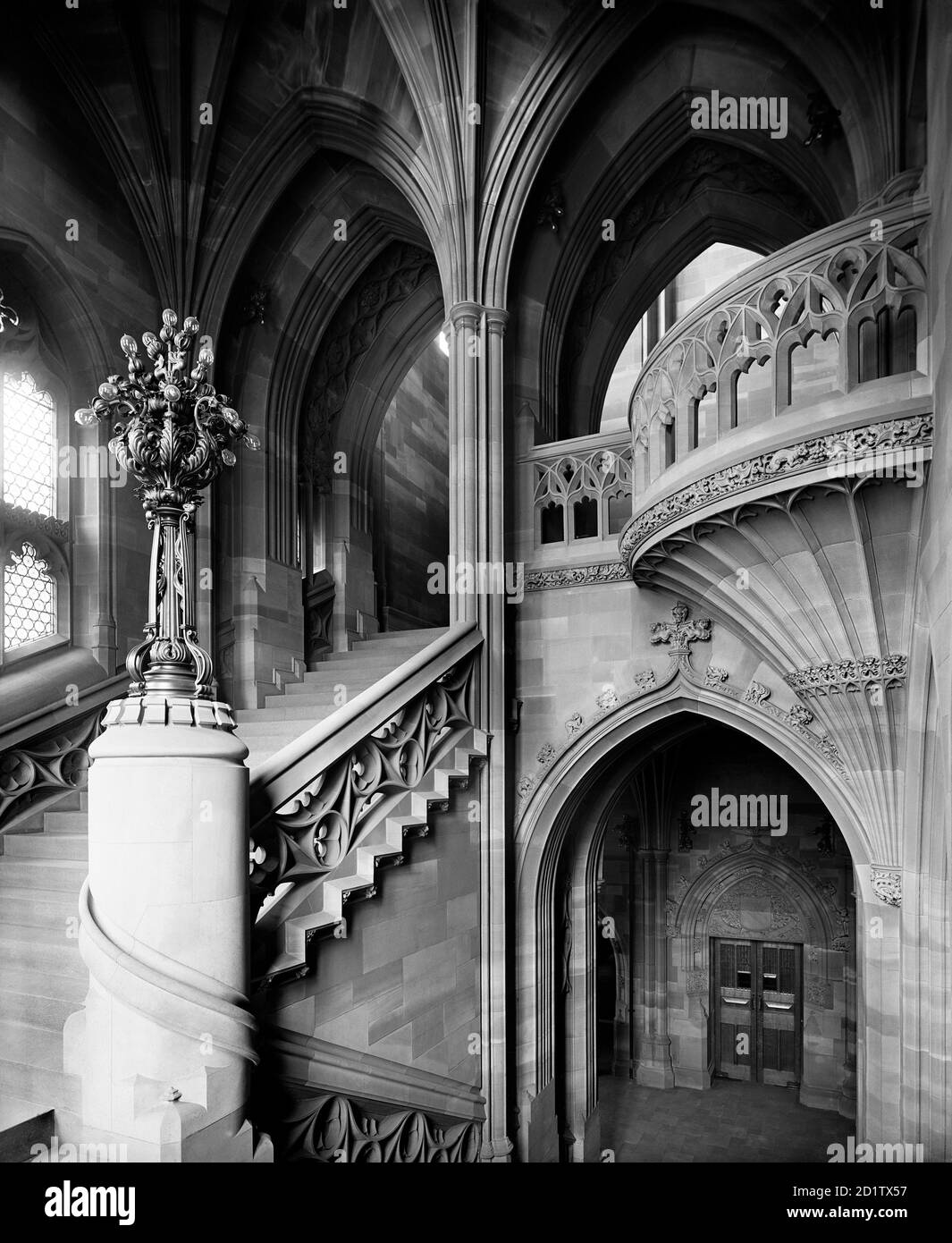 BIBLIOTHÈQUE JOHN RYLANDS, Deansgate, Manchester. Vue de l'intérieur, avec un escalier et des détails architecturaux vus d'un demi-atterrissage. La bibliothèque a été achevée en 1899 aux desseins de l'architecte Basil Champneys, et a été commandée par Enriqueta Augustina Rylands à la mémoire de son défunt mari. La bibliothèque est un bel exemple de l'architecture victorienne de style gothique. Photographié par Bedford Lemere and Co. En 1900. Banque D'Images