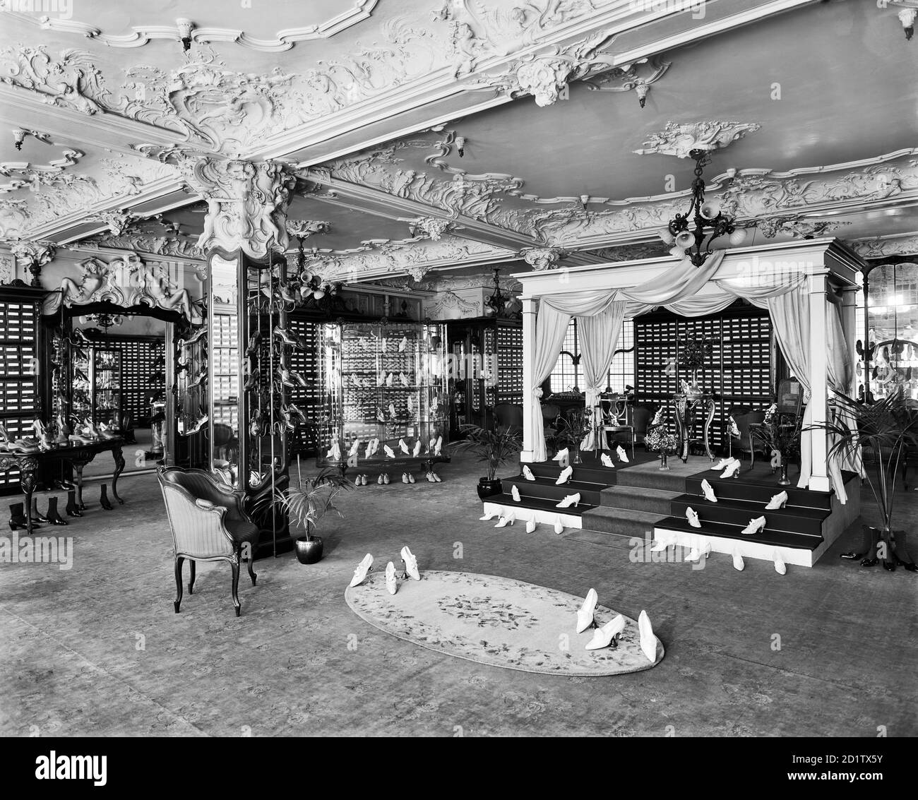 HARRODS, Brompton Road, Knightsbridge, Londres. Luxe baroque du rayon des chaussures pour femmes à Harrods. Le plafond en plâtre très orné et l'utilisation somptueuse de l'espace soulignent la nature exclusive du magasin. Il a été reconstruit à la suite d'un incendie en 1884 et a été prolongé en 1901-5. Photographié par Bedford Lemere & Co en avril 1919. Banque D'Images