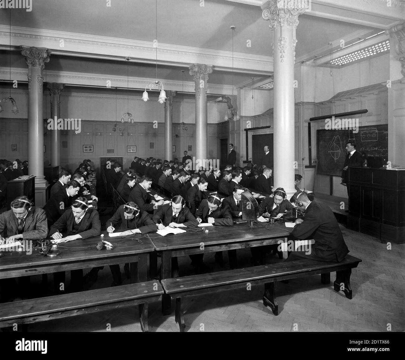 L'ÉCOLE, MAISON MARCONI, The Strand, Londres. Vue de l'intérieur. Les opérateurs suivent une formation assidue pour utiliser l'équipement Marconi. Commandé par Marconi Company et photographié par Bedford Lemere & Co. En mars 1913. Banque D'Images