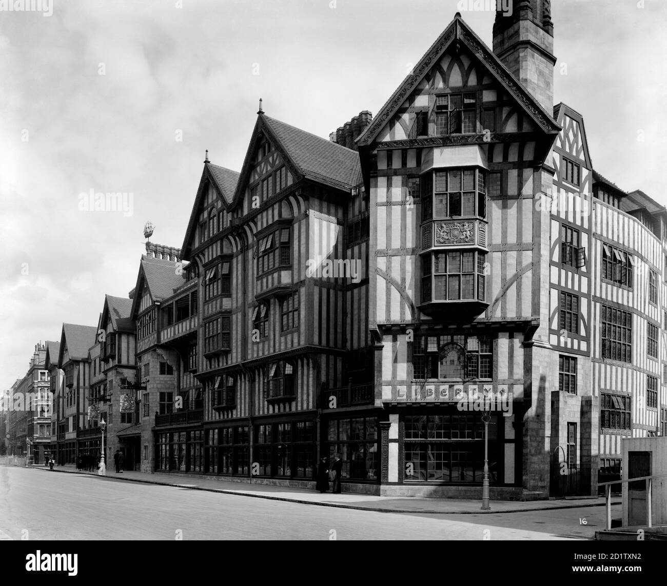 LIBERTY'S, Regent Street, Londres. Vue extérieure montrant la façade de la Great Marlborough Street du nouveau magasin Liberty de style Tudor Arts and Crafts. Ce bâtiment extraordinaire a été construit en 1922-24 à l'aide de poutres en bois provenant de HMS Hindustan et de HMS impregnable. Ce fut une réaction remarquable à la tendance du début du XXe siècle à l’égard des bâtiments revêtus de pierre et encadrés d’acier. Conçu par Edwin T. Hall et E. Stanley Hall. Cette photographie a été commandée par Higgs et Hill, constructeurs. Photographié par Bedford Lemere and Co. En 1924. Banque D'Images