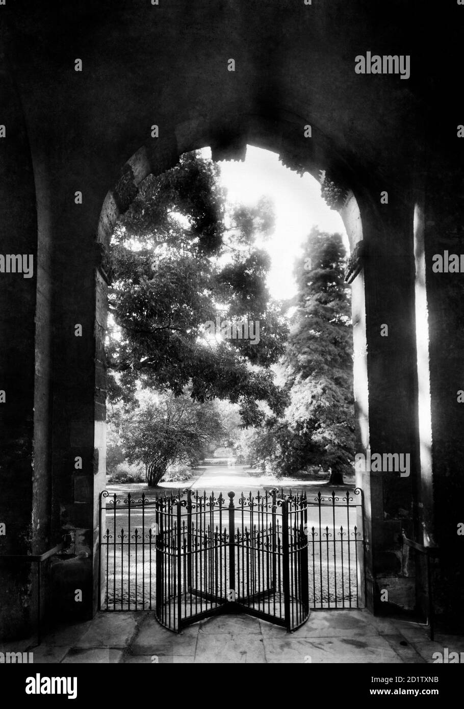 JARDIN BOTANIQUE, High Street, Oxford, Oxfordshire. Vue à travers la porte principale, construite en 1632-3 par Nicholas Stone, le long d'une avenue verdoyante. Le jardin a été établi pour la première fois comme le jardin physique d'Oxford par Henry Danvers en 1621. Photographié par Henry Taunt en 1911. Banque D'Images