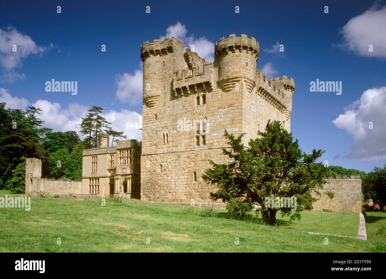 BELSAY HALL, CHÂTEAU ET JARDINS, NORTHUMBERLAND. Vue générale du château avec tour, aire de répartition principale et vestiges de l'aile ouest. Banque D'Images