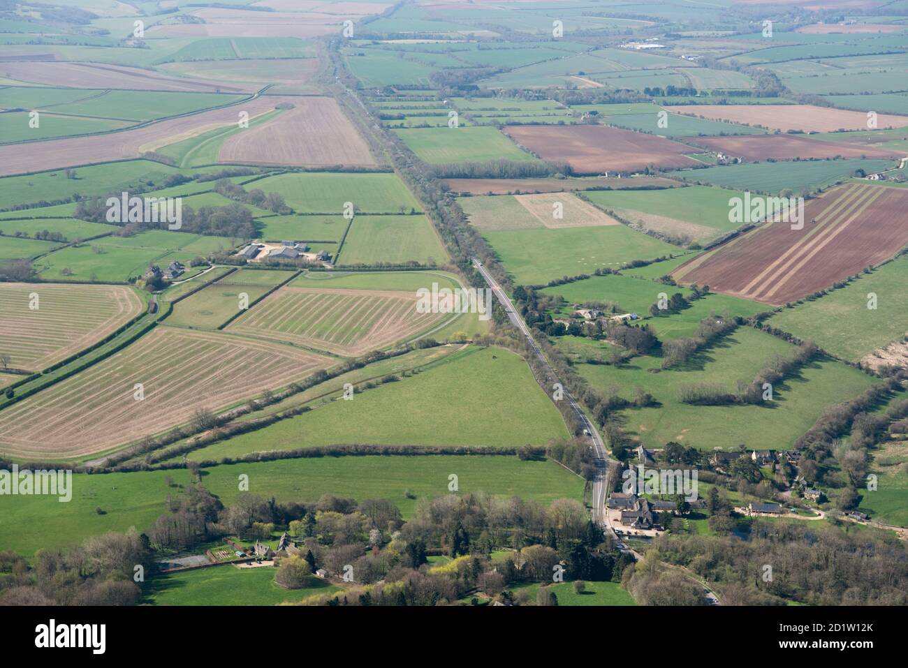 La Fosse Way Roman Road en regardant vers le sud-ouest en direction de Cirencester, Gloucestershire, 2018, Royaume-Uni. Vue aérienne. Banque D'Images