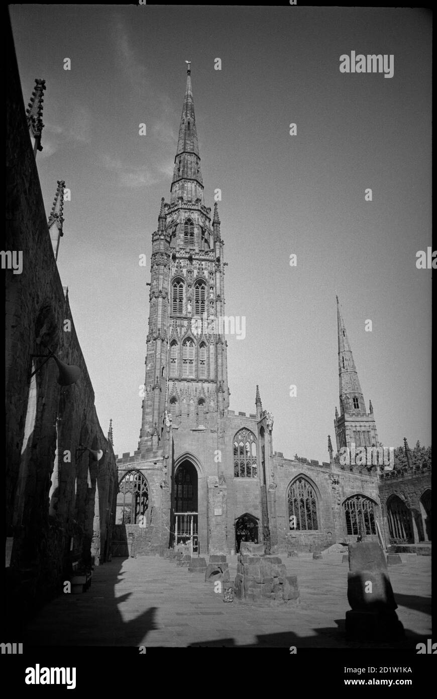 Vue extérieure de la cathédrale en ruines de Saint-Michel, Coventry, West Midlands, Royaume-Uni. Banque D'Images