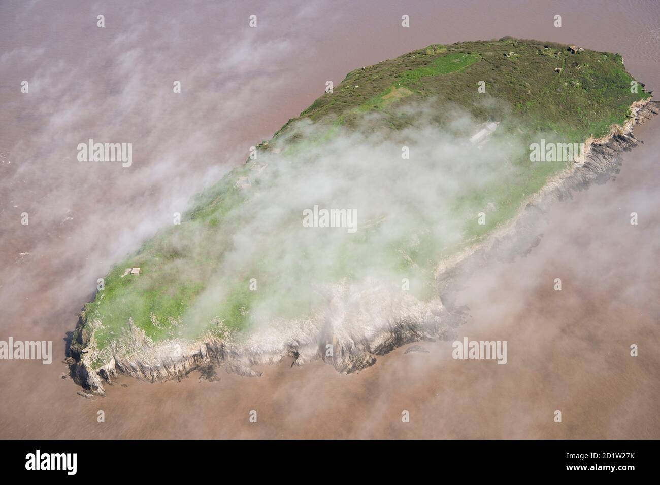 Nuage bas au-dessus de l'île de Steep Holm, North Somerset, Royaume-Uni. Vue aérienne. Banque D'Images