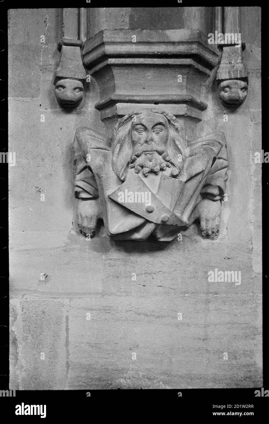 Gros plan d'un buste corbel dans l'église Sainte-Marie-la-Vierge, probablement la base d'une niche d'image crocketed, montrant un mais d'un homme avec la barbe et le pelage, semblant s'incliner hors du mur, Steeple Ashton, Wiltshire, Royaume-Uni. Banque D'Images