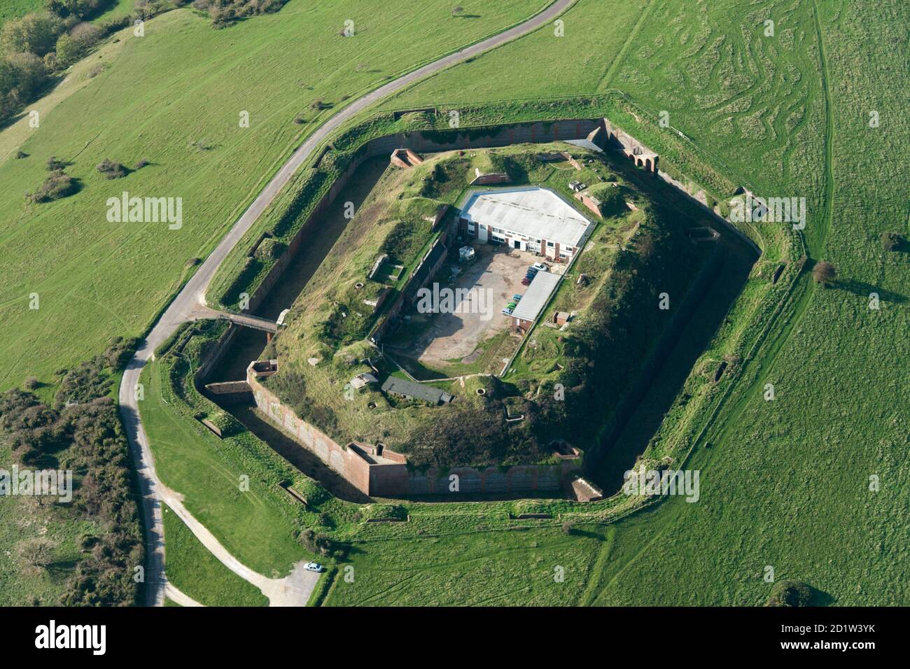Fort de Bembridge, fort hexagonal de la fin du XIXe siècle et casernes maintenant partiellement convertis en bureaux, île de Wight, 2014. Vue aérienne. Banque D'Images
