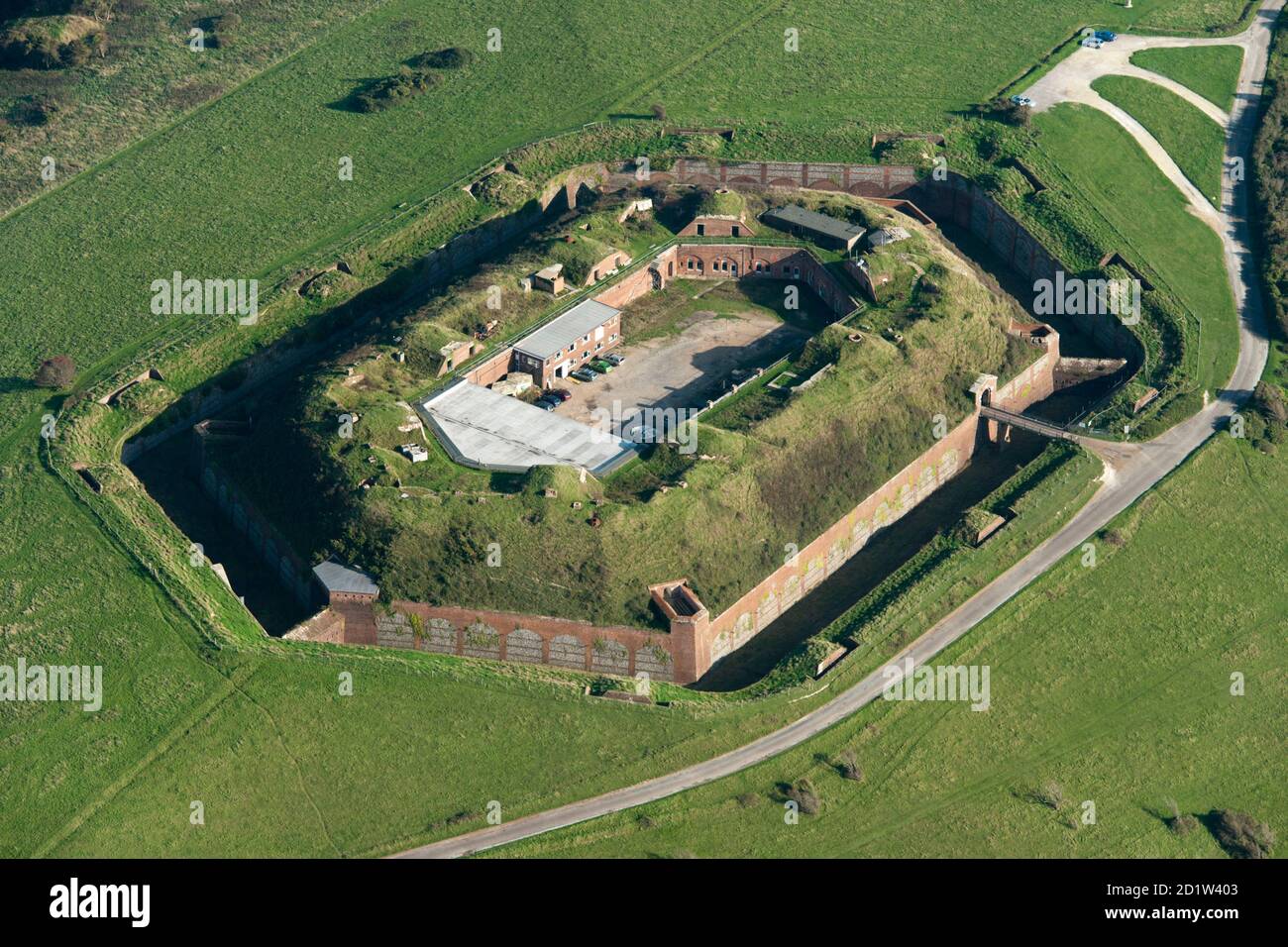Fort de Bembridge, fort hexagonal de la fin du XIXe siècle et casernes maintenant partiellement convertis en bureaux, île de Wight, 2014. Vue aérienne. Banque D'Images