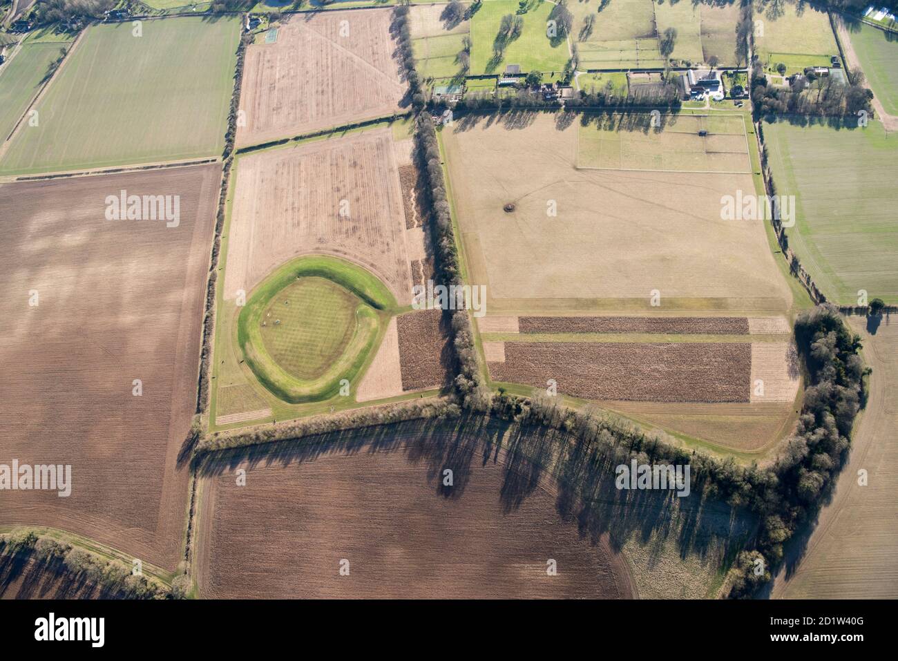 Norsebury Ring univallate Iron Age Hillfort, mystérieux travaux de terrassement circulaires à proximité, Hunton, Hampshire, 2018. Vue aérienne. Banque D'Images