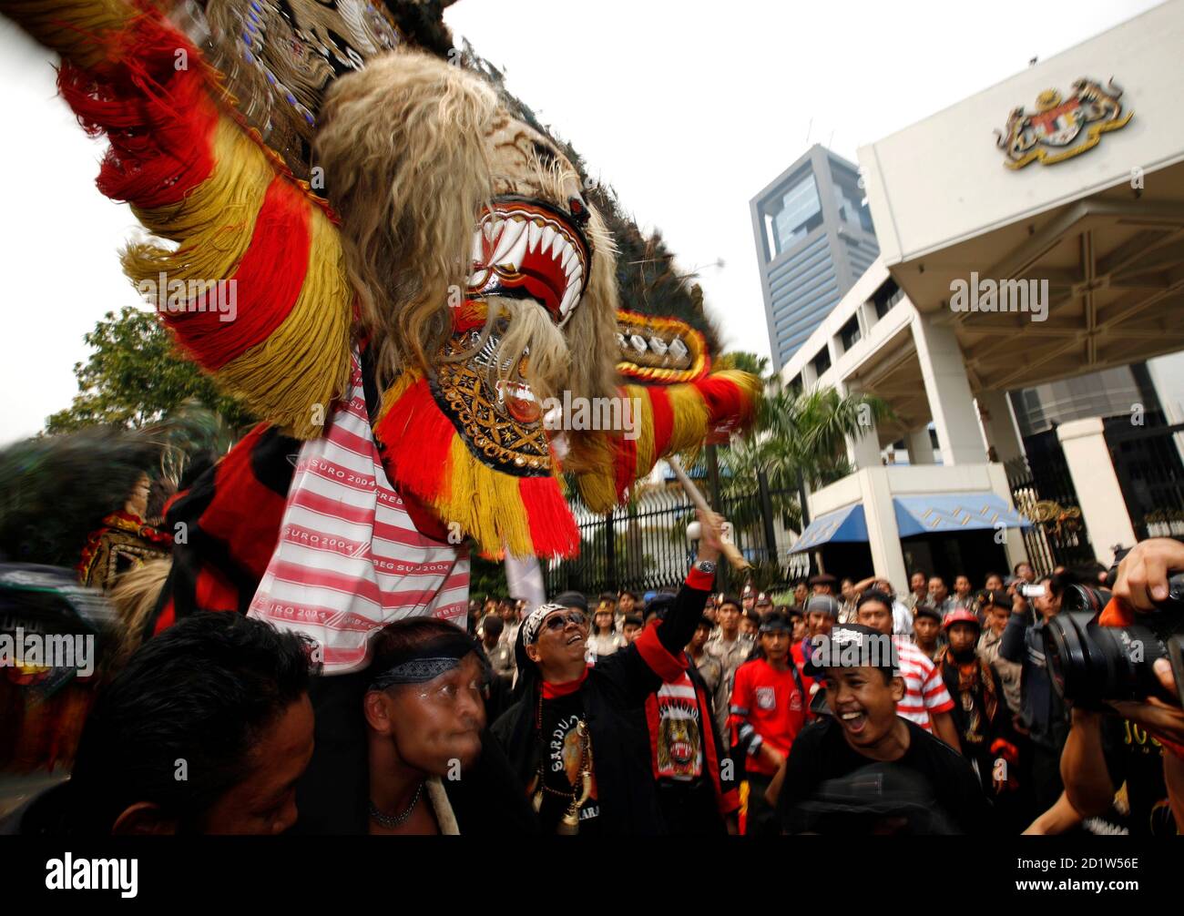 A Reog Ponorogo dancer performs during a protest outside Malaysia's embassy in Jakarta November 29, 2007. Hundreds of Indonesian Reog Ponorogo dancers held a colourful protest outside the Malaysian embassy as a new dispute erupted between the two neighbours over cultural heritage. REUTERS/Beawiharta (INDONESIA) Banque D'Images
