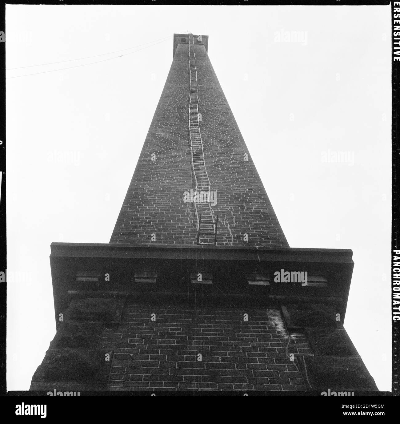 Vue sur le sommet de la cheminée de Salt's Mill, Victoria Road, Saltaire, Shipley, Bradford, West Yorkshire, Royaume-Uni. Banque D'Images