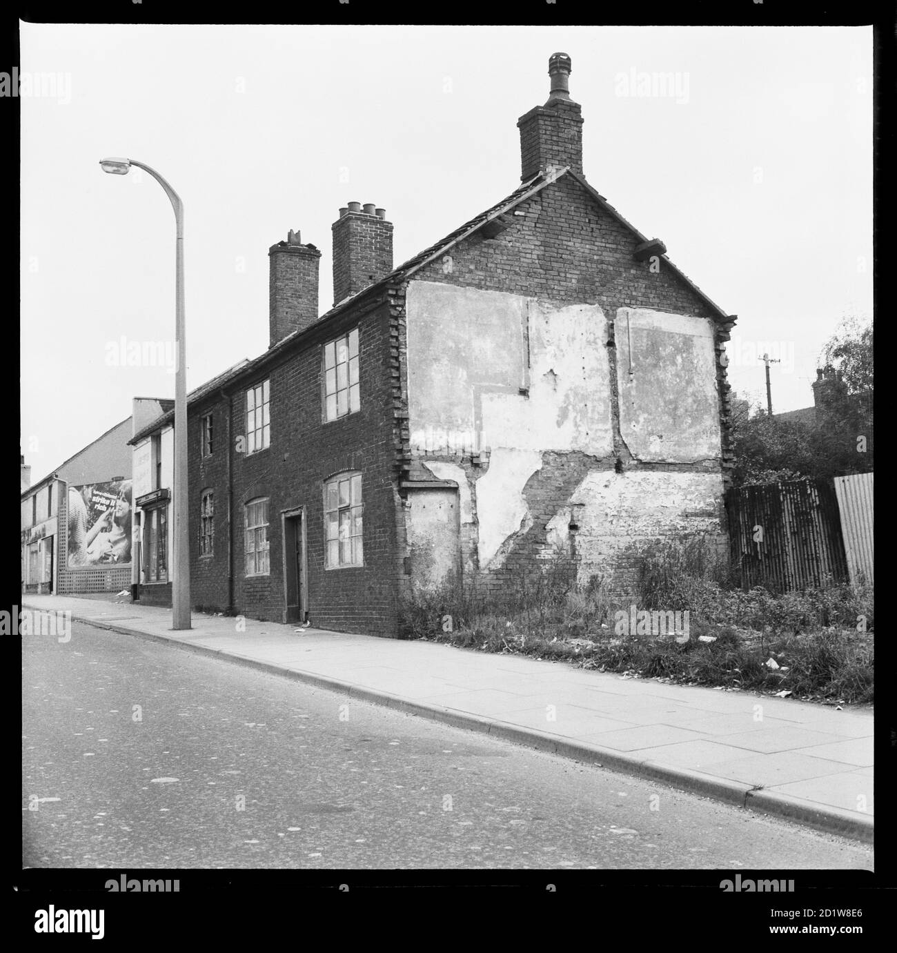 Numéros 73-77 rue Lord (plus tard 335-339 rue Etruria) avec le mur de pignon du numéro 73 au premier plan montrant clairement la preuve de la démolition des maisons adjacentes. Banque D'Images