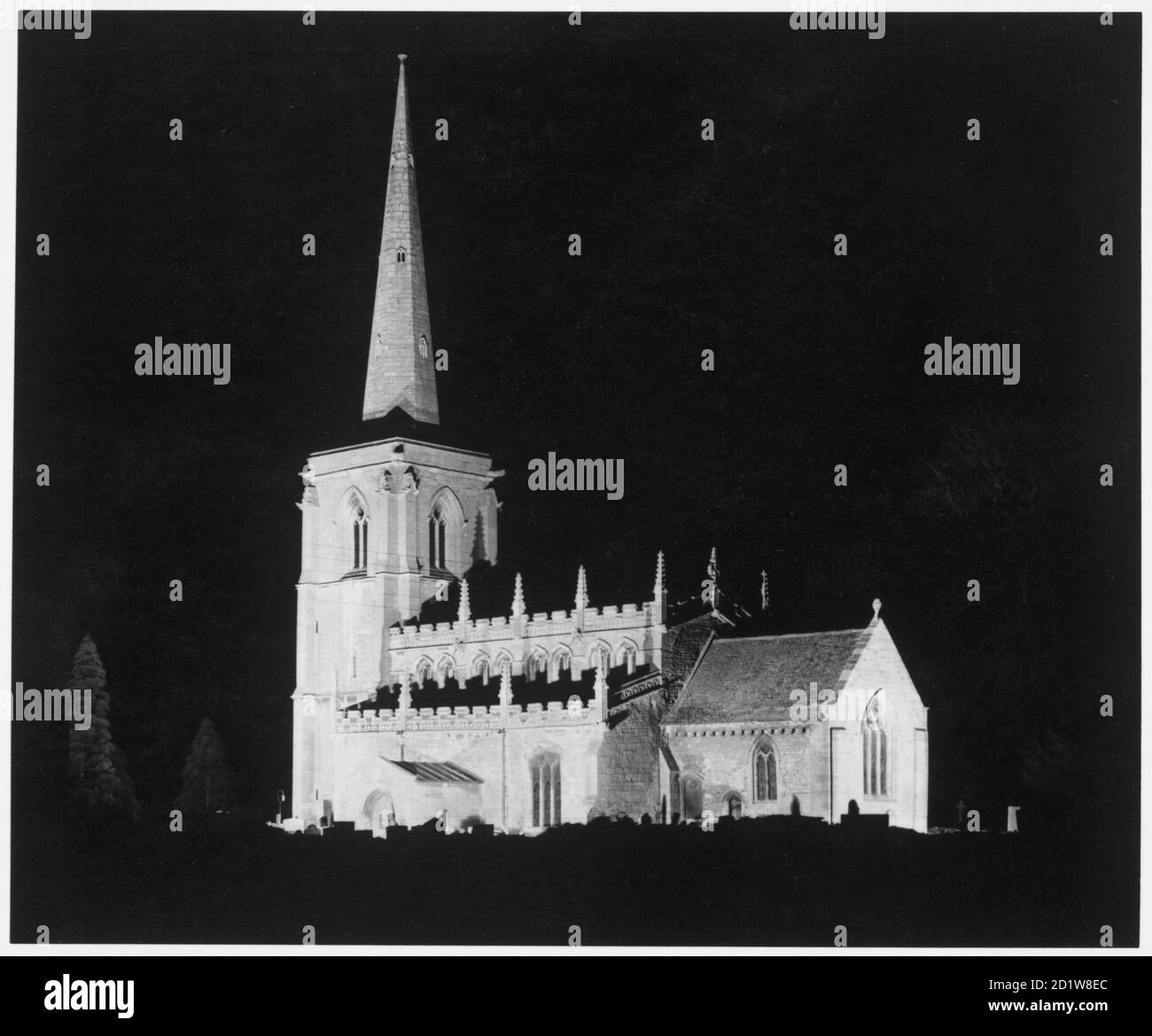 Église Saint-Martin vue du sud-est, illuminée la nuit du nouvel an 1962/1963. Banque D'Images