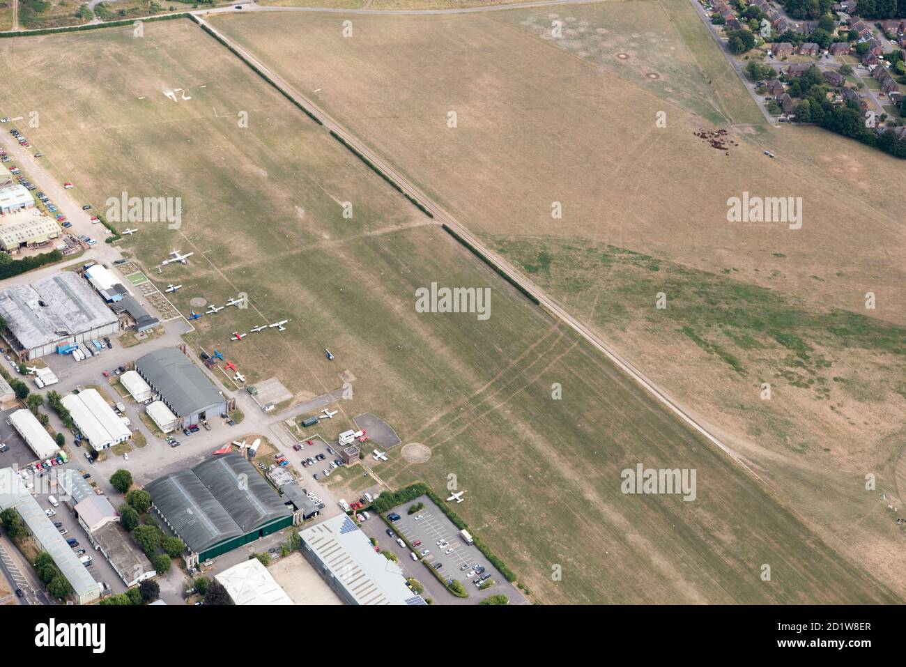 Cropmark d'un âge de bronze ou d'âge de fer triple fossé, Old Sarum Airfield, Wiltshire. Vue aérienne. Banque D'Images