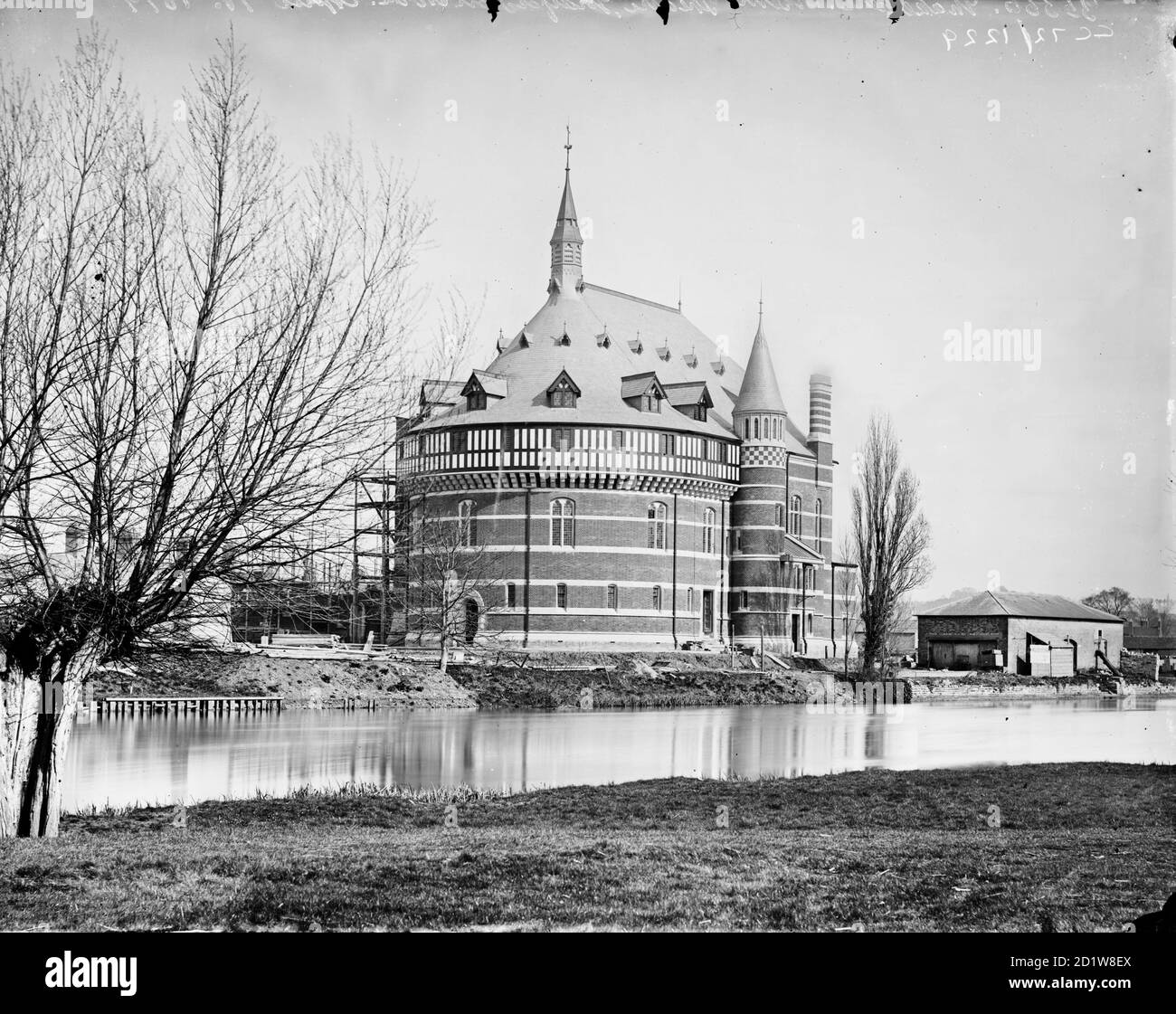 Extérieur du théâtre Shakespeare Memorial, construit en 1874-79 en brique rouge et pierre avec une galerie de bois surplombant, avec la rivière Avon en premier plan. Banque D'Images