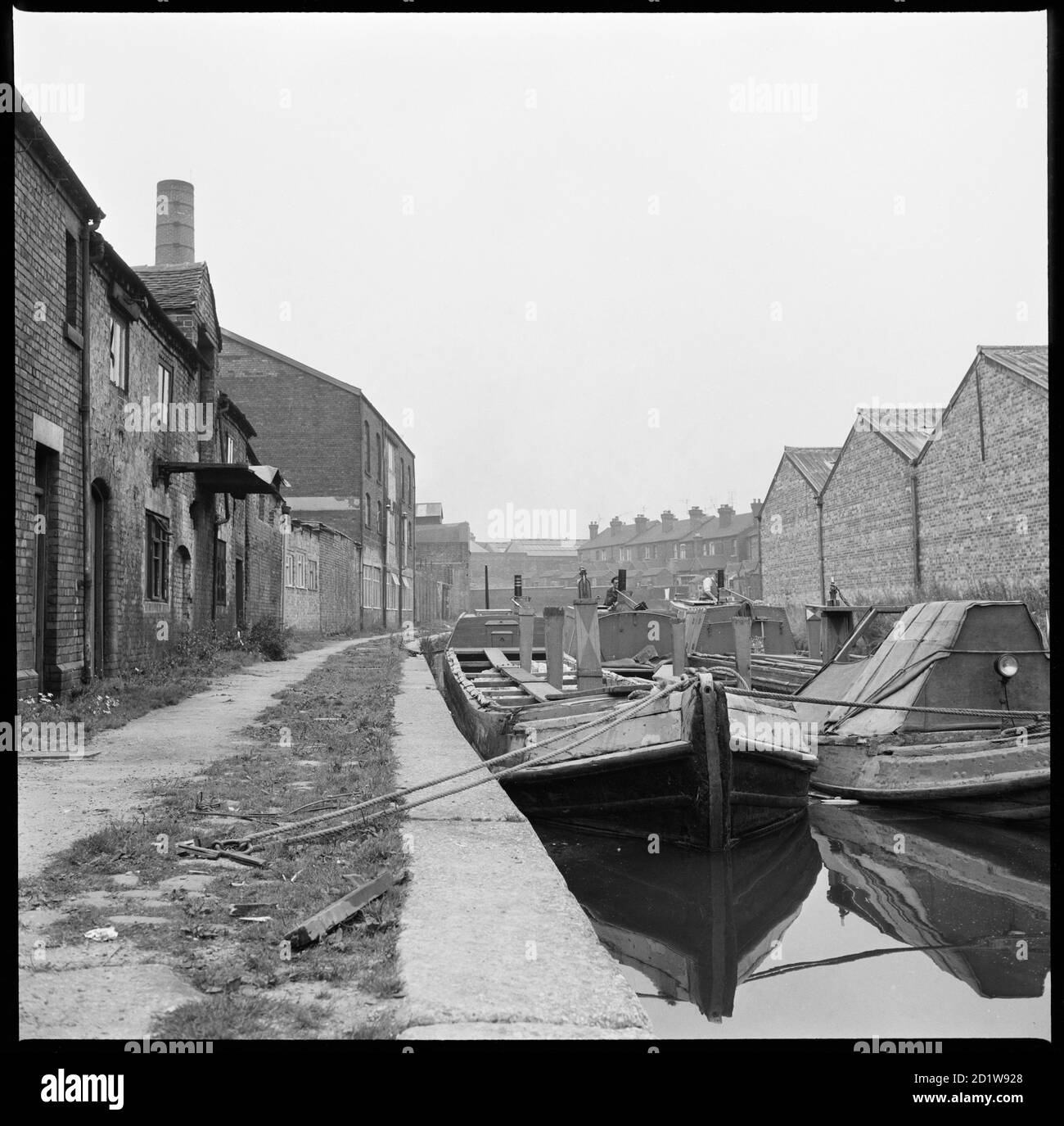 Barges amarrés sur le canal Trent & Mersey en face du four de calcination à silex de W J Dolby. Banque D'Images