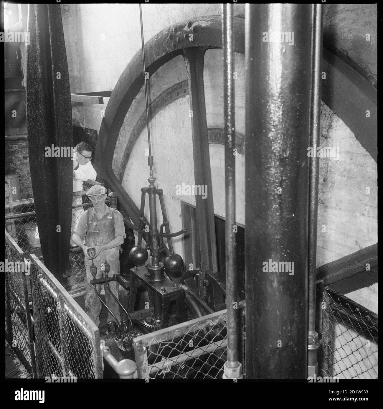 L'ingénieur du moulin ajoute de l'huile à 'Princess', le moteur de poutre de Jesse Shirley's Bone and Flint Mill (Etruscan Mills). Banque D'Images