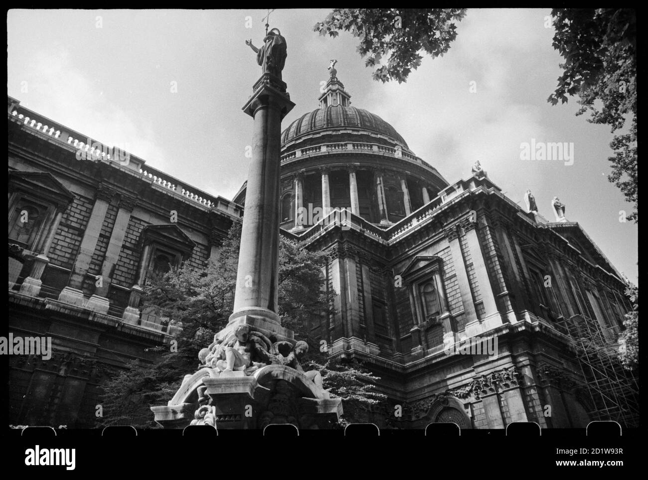 Vue extérieure de la cathédrale Saint-Paul, avec vue sur le toit en dôme, vue du nord-est avec la croix St-Paul au premier plan. Banque D'Images
