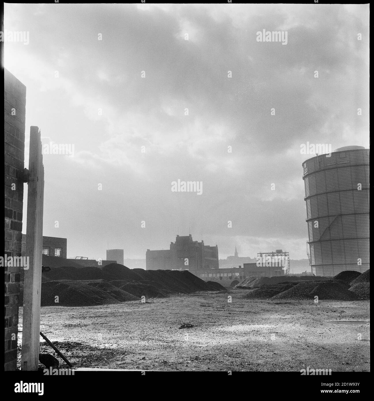 Vue en regardant vers le sud à travers l'Etruria Gas Works avec l'église de la Sainte Trinité, Hartshill visible au loin. Banque D'Images