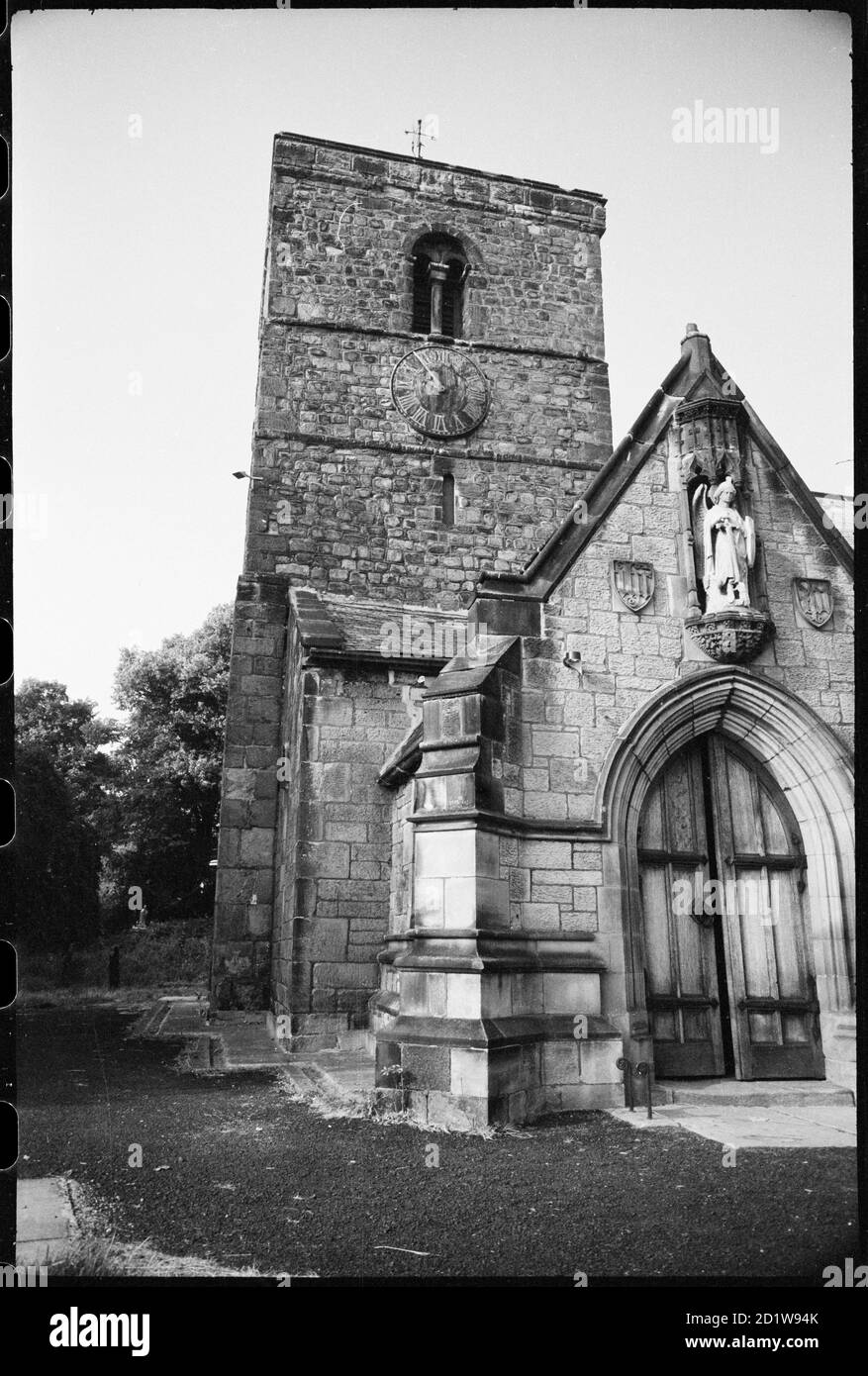 Vue extérieure de l'église Saint-Michel et All Angels, montrant le porche sud en premier plan, avec l'allée sud et la tour ouest en arrière-plan. Banque D'Images