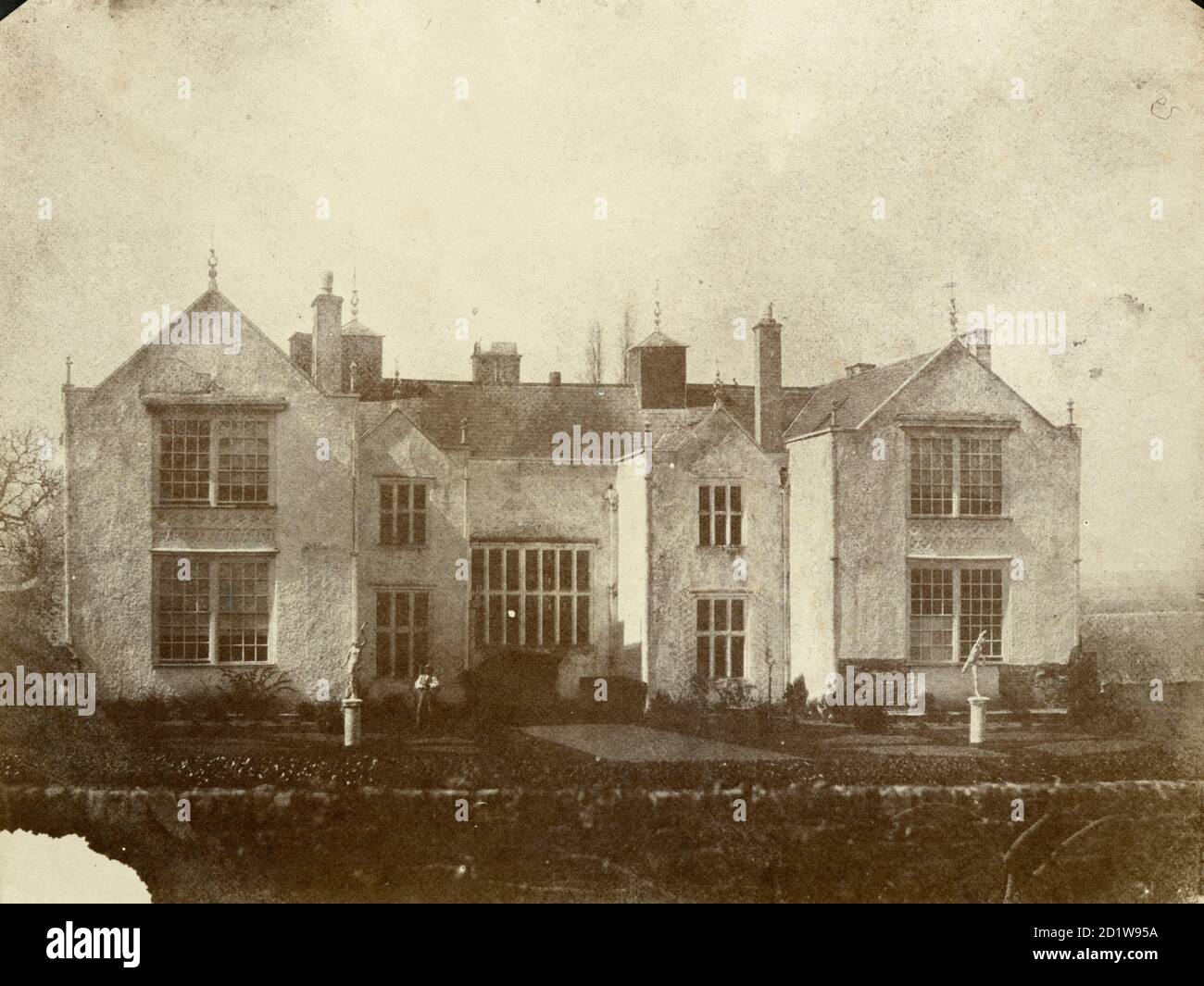 Salt imprimé papier montrant le front est et le jardin hollandais de Bradfield House. Banque D'Images