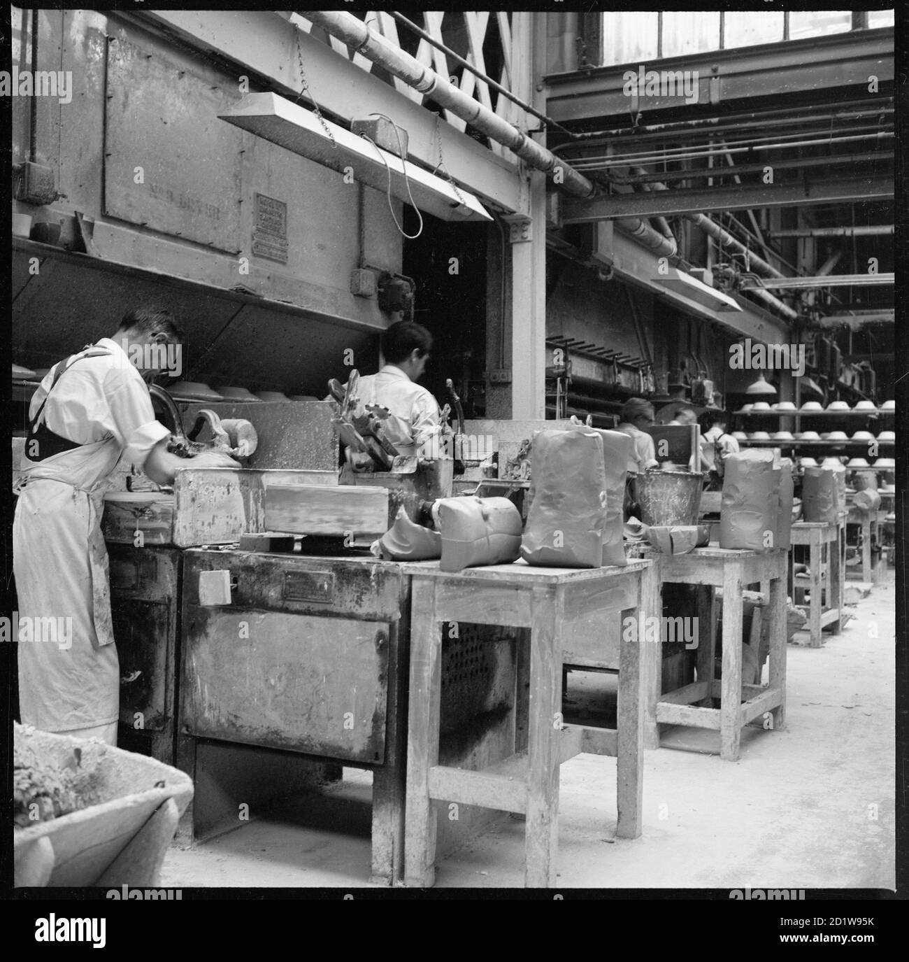 Hommes dans une poterie faisant fonctionner des gabarits fabriqués par William Boulton de Burslem. Banque D'Images