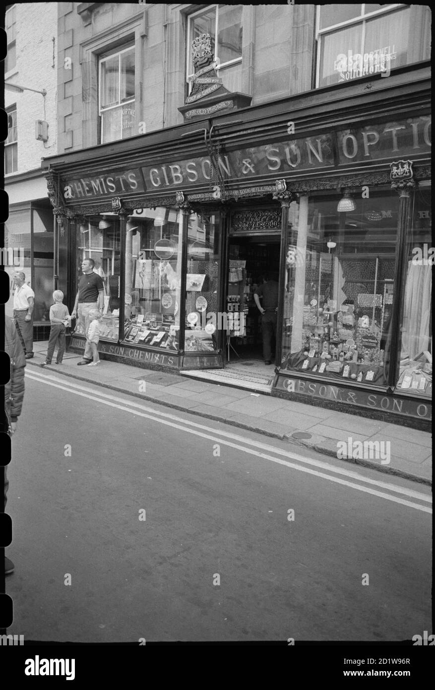 Vue détaillée du magasin « GIBSON & SON », un chimiste et opticien de Hexham, qui a été enlevé en 1978 avant une éventuelle démolition, et conservé au Musée des Sciences de Londres. Banque D'Images