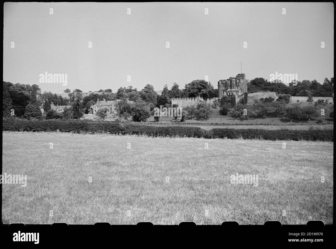 Vue générale de Bothal, montrant le château de Bothal avec le portier sur la droite, et Garden House et les toits de petites maisons dans le village, plus à gauche en arrière-plan, vu de l'ouest. Banque D'Images