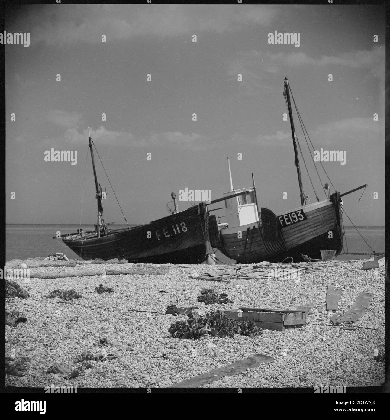 Dungeness, Lydd, Shepway, Kent. Bateaux de pêche sur la plage de Dungeness. Banque D'Images