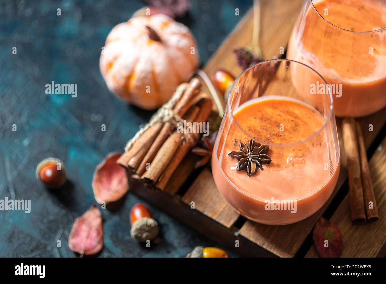 Cocktail épicé, smoothie à la citrouille à la cannelle, anis. Cuisine traditionnelle d'automne. Banque D'Images