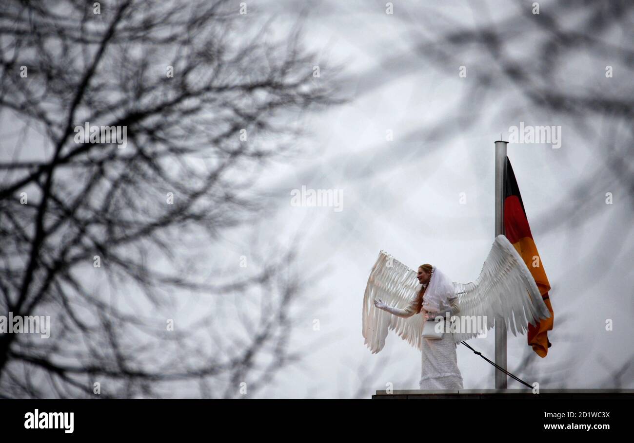 Une Actrice Habillee Comme Un Ange Se Tient Sur Le Toit D Un Batiment A Berlin Le 9 Novembre 09 Huit Acteurs Avec Des Ailes Artificielles Font Partie De L Installation Anges Au Dessus De