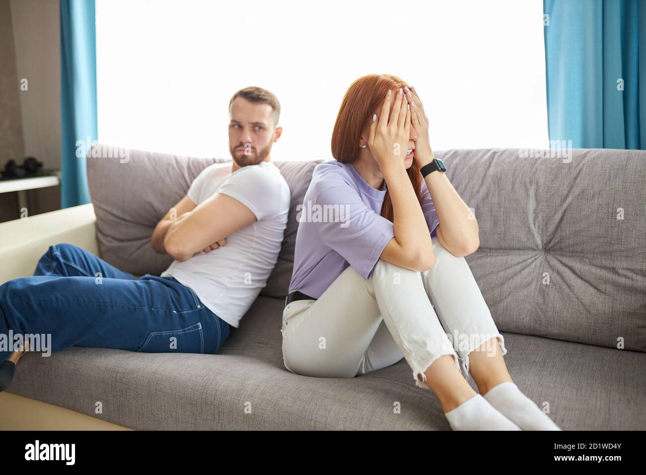 les jeunes couples caucasiens se sont offensés les uns les autres, s'assoient en se détournant les uns des autres, les femmes à tête rouge et les hommes à barbe ont un quarelle, ne parlez pas Banque D'Images