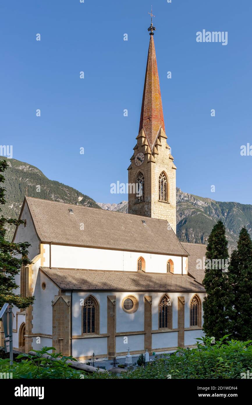 Vue verticale de l'église Maria Himmelfahrt Stadtfarrkirche à Landeck, Autriche, par une belle journée ensoleillée Banque D'Images