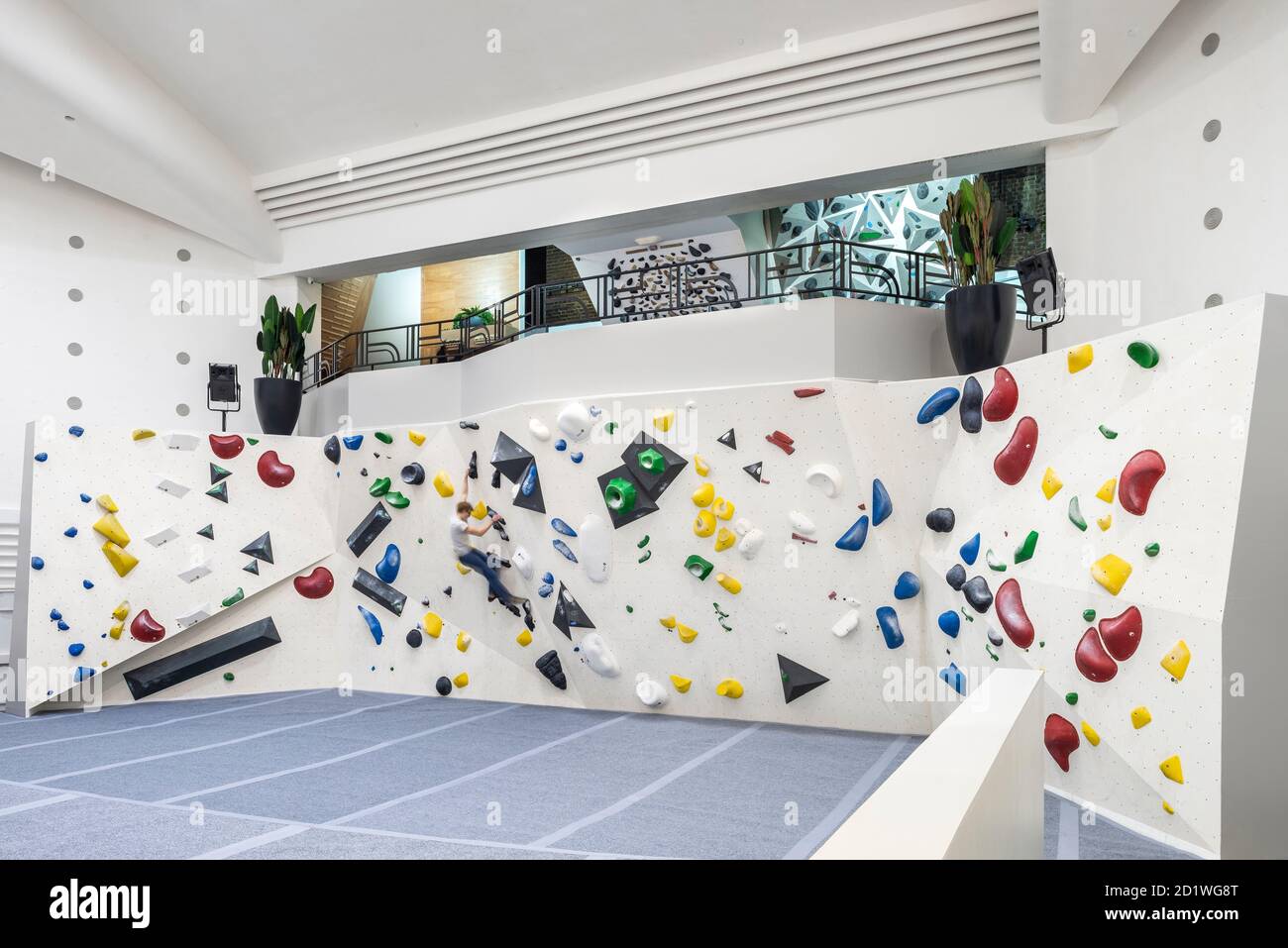 Vue intérieure du centre du mur d'escalade de l'arche, un ancien cinéma de style Art déco construit dans les années 1930, à l'origine appelé Dominion, Acton, Londres, terminé en décembre 2018. Banque D'Images