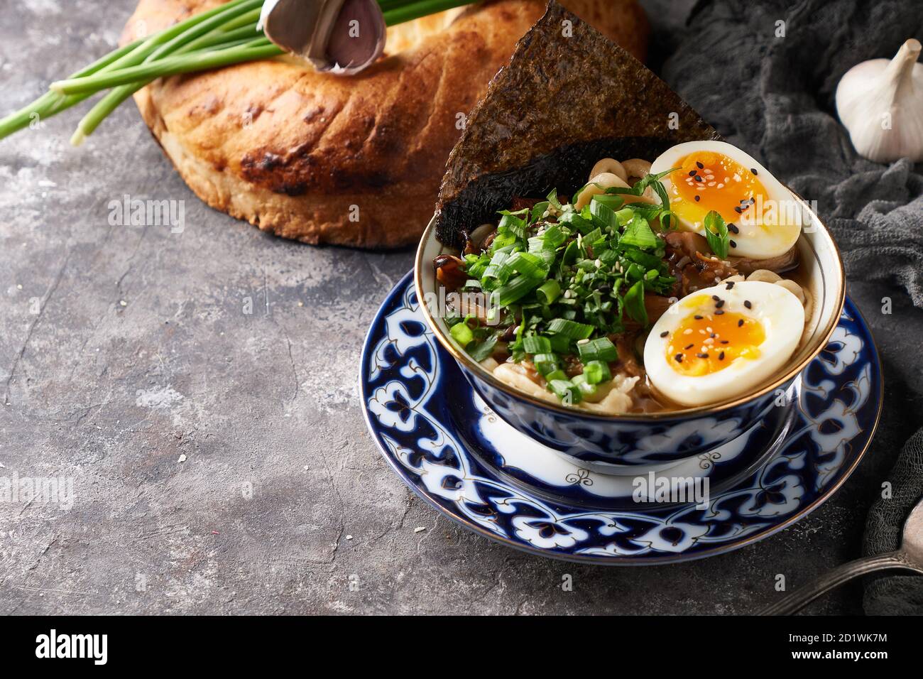 Soupe asiatique traditionnelle de nouilles ramen avec poulet et œufs arrière-plan gris Banque D'Images