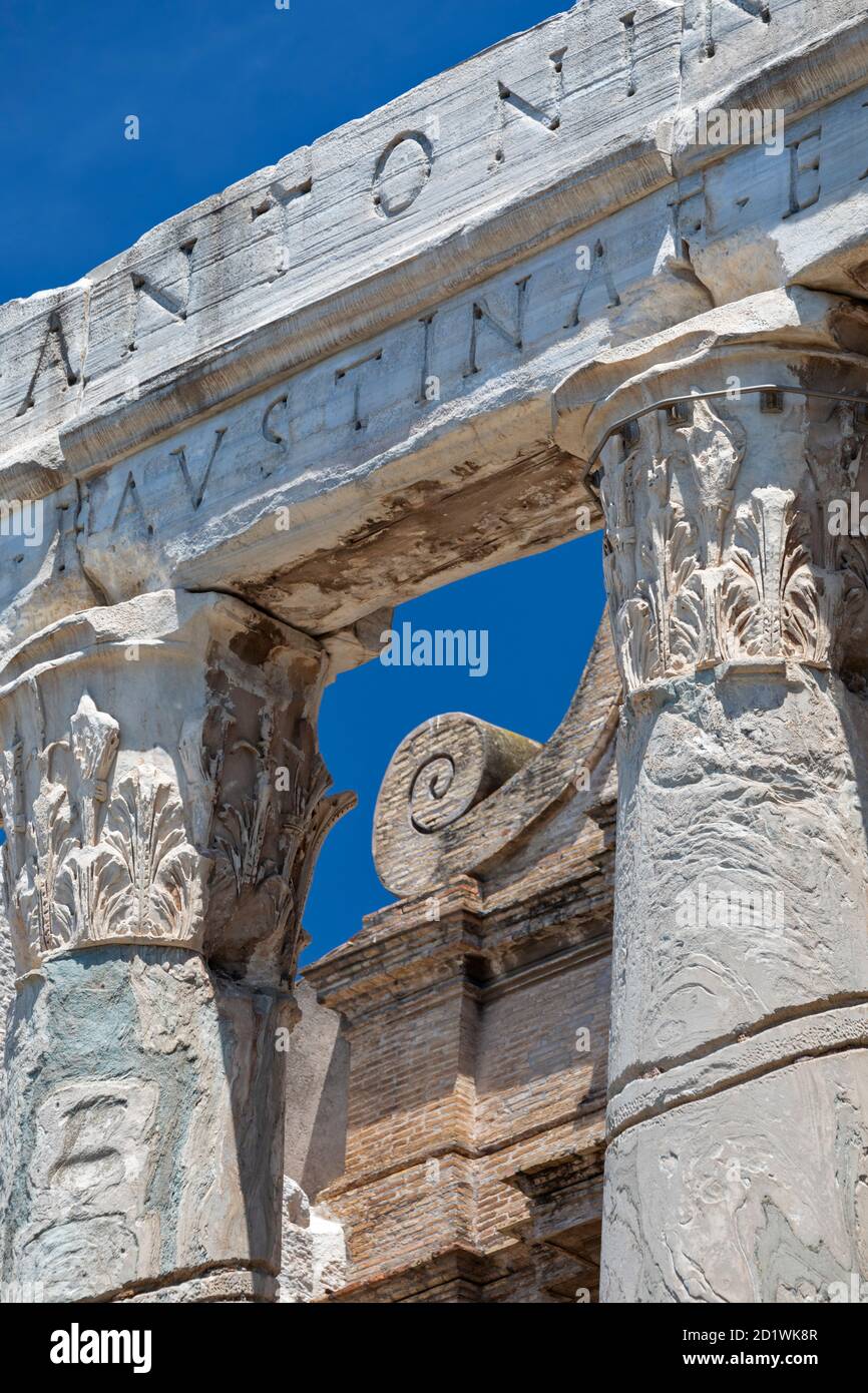 Juxtaposition d'ornementation ornant l'église de San Lorenzo à Miranda et le temple d'Antoninus et Faustina, Forum romain, Rome, Italie. Banque D'Images