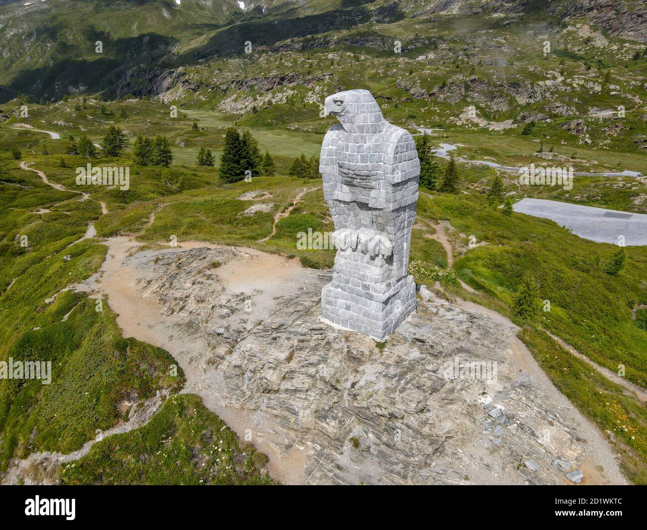 La statue de l'aigle sur le col du Simplon dans les alpes Entre la Suisse et l'Italie Banque D'Images