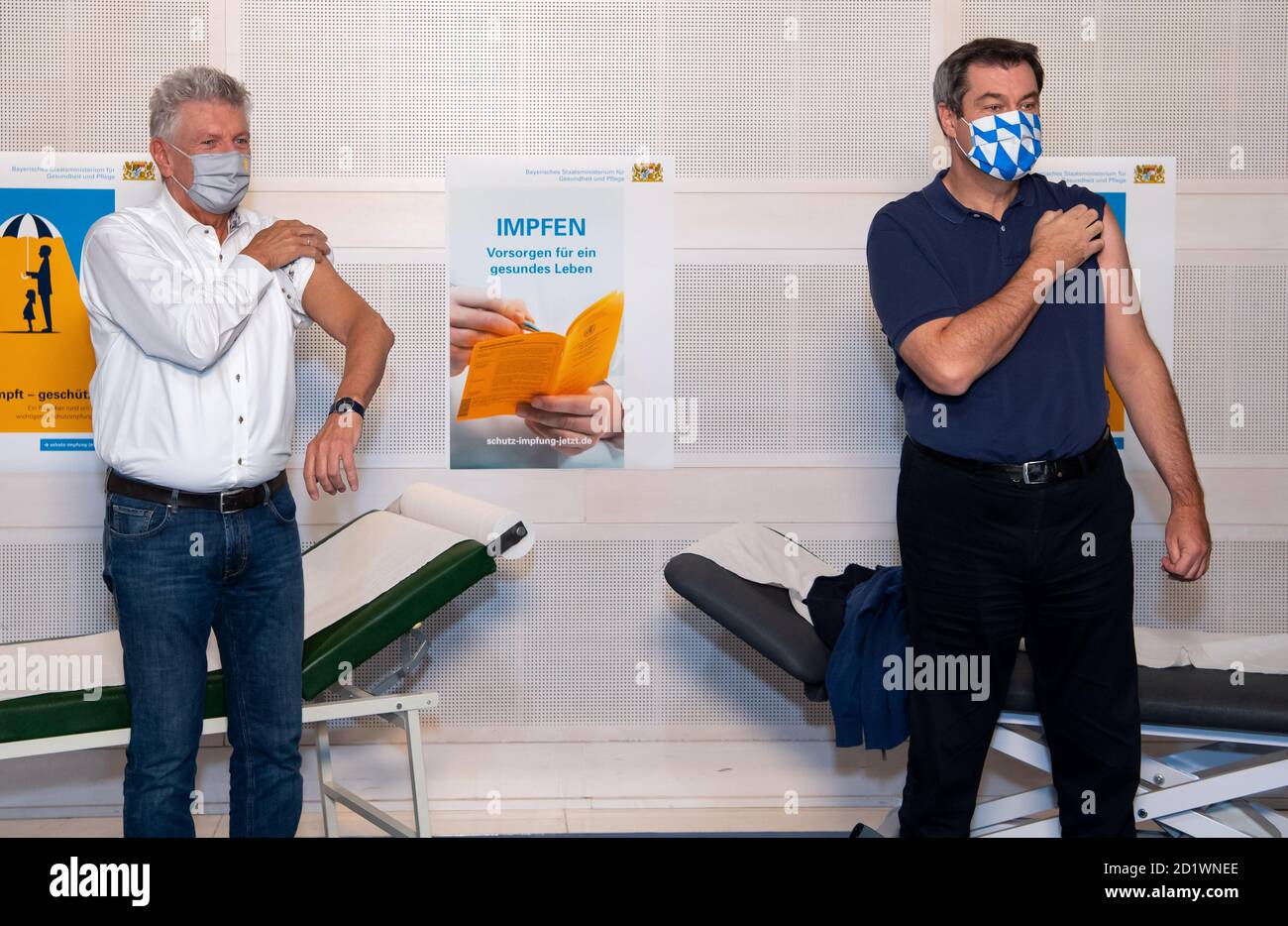 Munich, Allemagne. 06e octobre 2020. Markus Söder (r, CSU), ministre-président de la Bavière, et Dieter Reiter (SPD), maire de Munich, viennent se faire vacciner contre la grippe avant le début d'une réunion du cabinet. Credit: Sven Hoppe/dpa/Alay Live News Banque D'Images