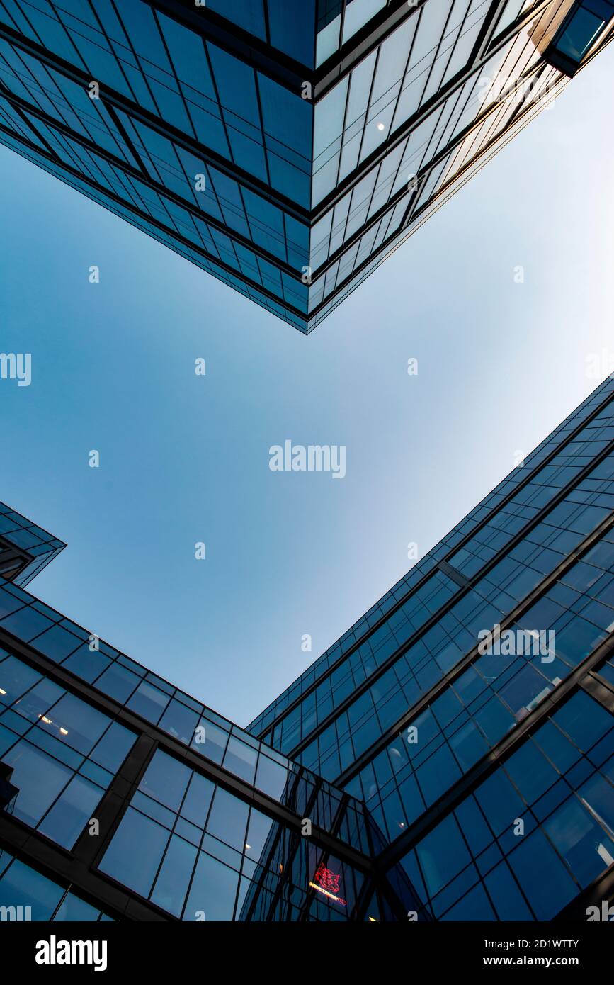 Vue à angle bas de la façade en verre des bâtiments Proximo à Varsovie, Pologne. Banque D'Images