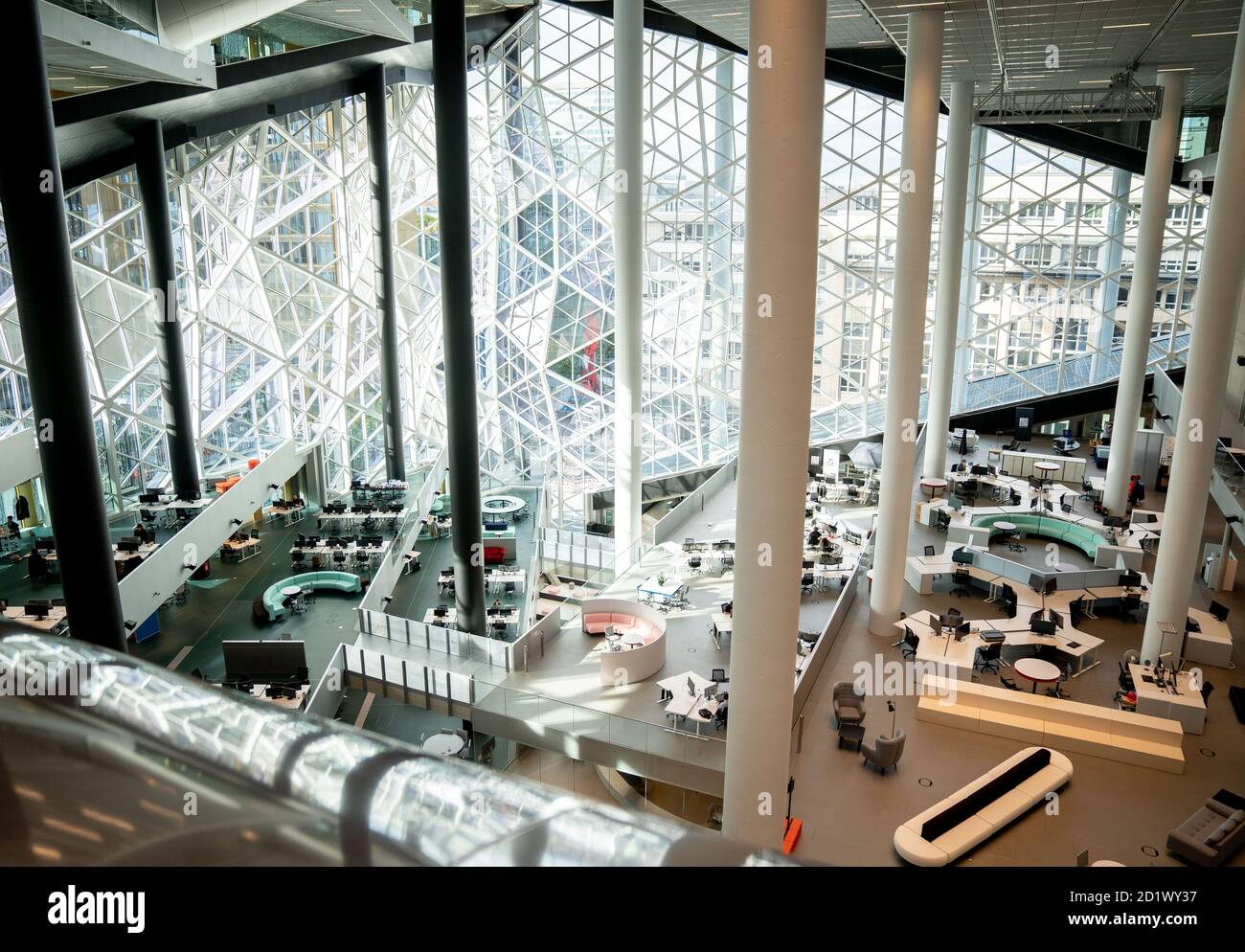 Berlin, Allemagne. 06e octobre 2020. La photo montre les unités de bureau dans le nouveau bâtiment Axel Springer le matin, peu avant l'ouverture officielle en présence du Président fédéral. Credit: Kay Nietfeld/dpa/Alay Live News Banque D'Images