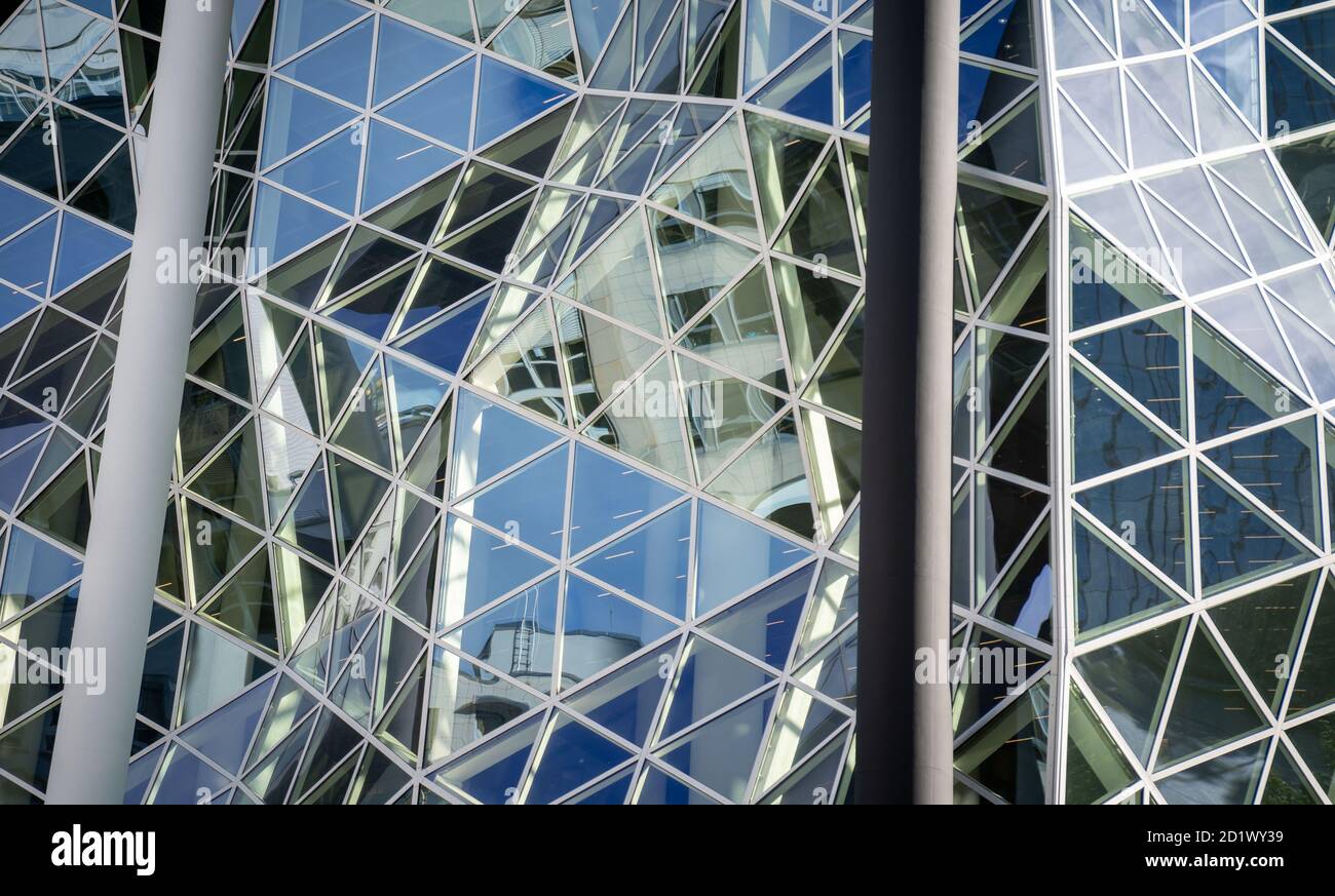 Berlin, Allemagne. 06e octobre 2020. La photo montre la façade en verre du nouveau bâtiment Axel Springer dans la matinée, peu avant l'ouverture officielle en présence du Président fédéral. Credit: Kay Nietfeld/dpa/Alay Live News Banque D'Images