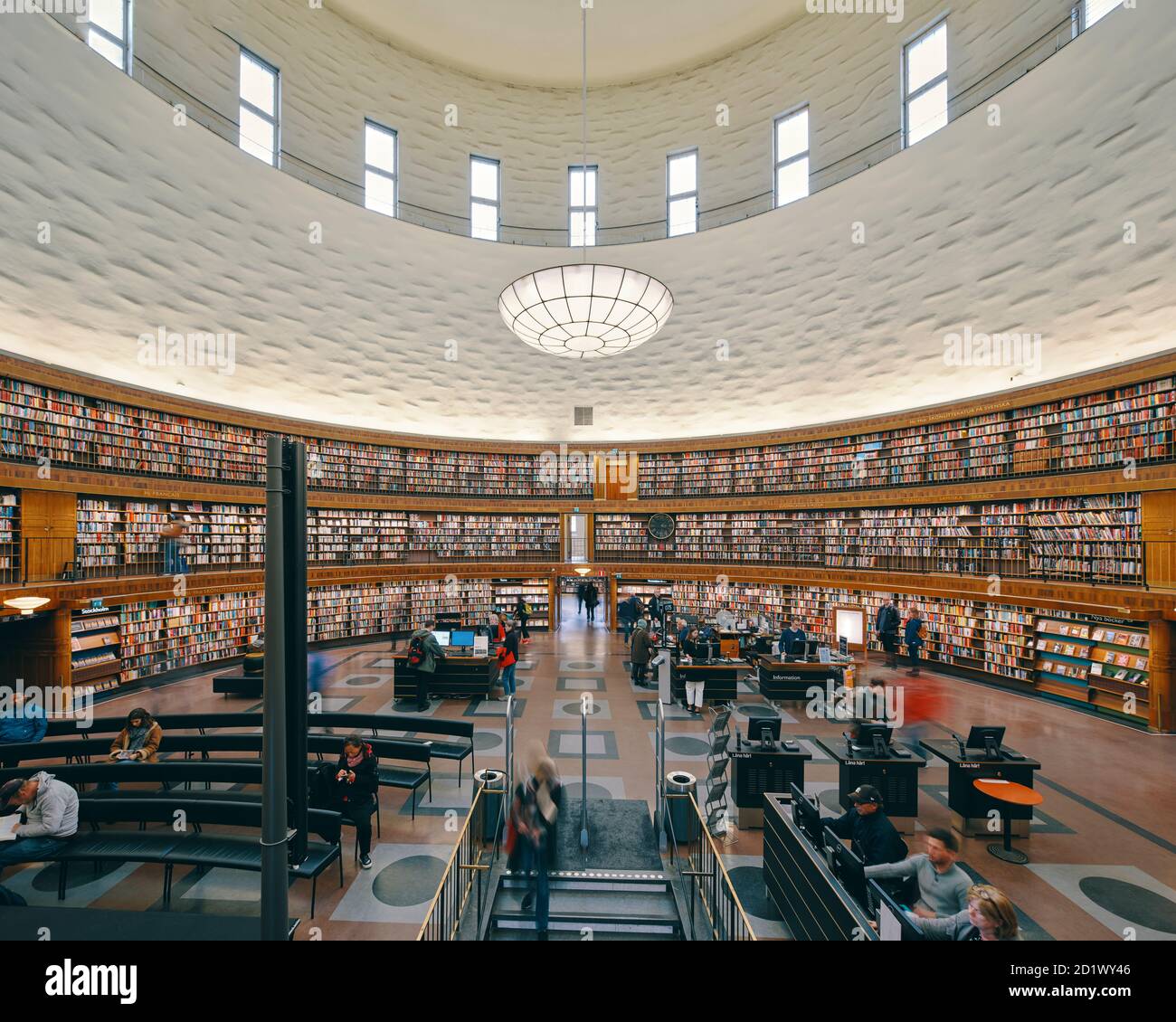 Intérieur de la Bibliothèque publique de Stockholm, fondée en 1928, Stockholm, Suède. Banque D'Images