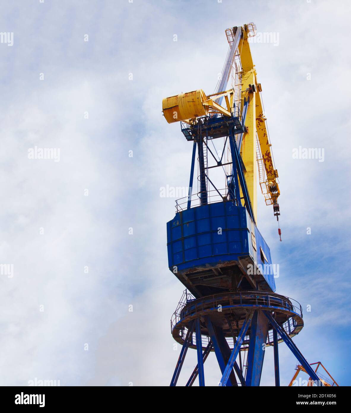 Grue industrielle. Isolé . Recherche. Copier l'espace. Image de stock. Banque D'Images