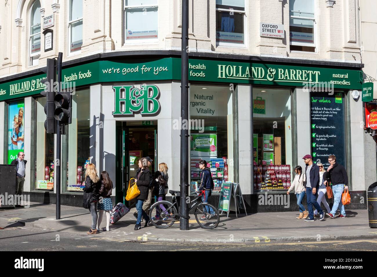 Londres, Royaume-Uni, 1er avril 2012 : panneau publicitaire du logo Holland & Barrett en dehors de son magasin de détail commercial qui vend des produits de santé et un stock Banque D'Images
