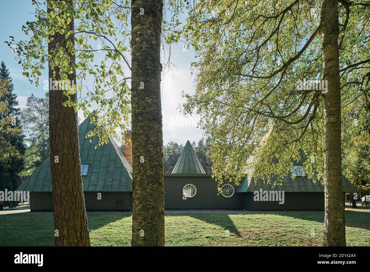 Centre d'accueil de Skogskyrkogården, le cimetière des bois de Stockholm, en Suède - le deuxième site du patrimoine culturel du XXe siècle à rejoindre la liste du patrimoine mondial. Le bâtiment a été achevé en 1923 pour le personnel et le service, il est divisé de sorte que les femmes et les hommes partagent chacun la moitié du bâtiment. Rénové en 1998 pour abriter un centre d'information et d'accueil, il a été nommé le Pavillon Tallum. Banque D'Images