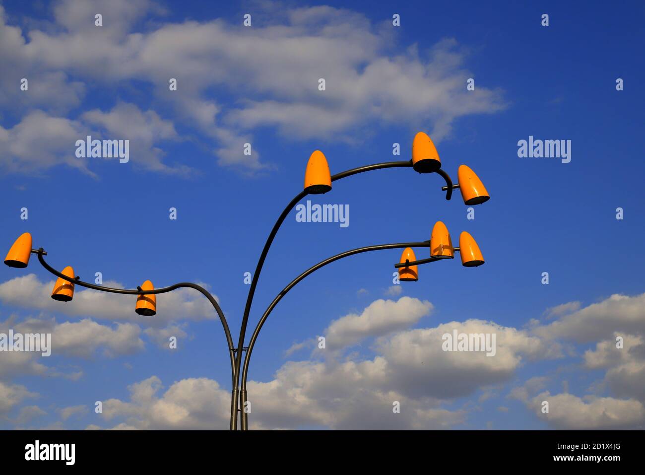De belles lanternes jaunes vintage brillent contre le ciel bleu dans les nuages. Éclairage électrique de rue inhabituel, lampes. Dnepropetrovsk, ville de Dnepr Banque D'Images