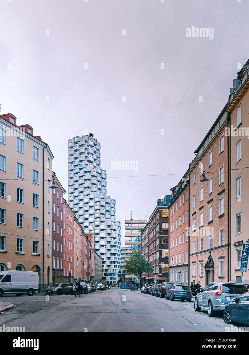 La moitié de Norra Tornen, le plus haut immeuble d'appartements résidentiels du quartier de Hagastaden, Stockholm, Suède. Banque D'Images